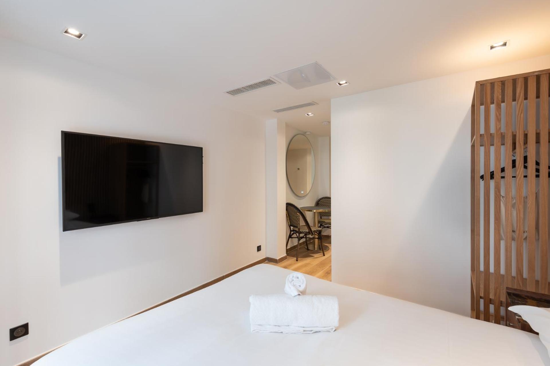 Les Suites Hcr Paris Exterior photo